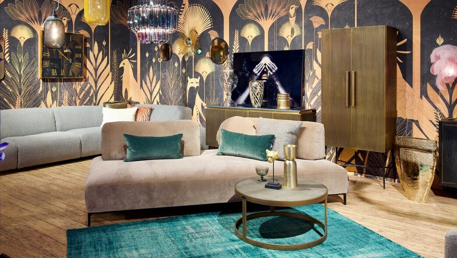 Verkaufsfläche in der Wäscherei mit Sofa, Schrank, Teppich und Mustertapete.