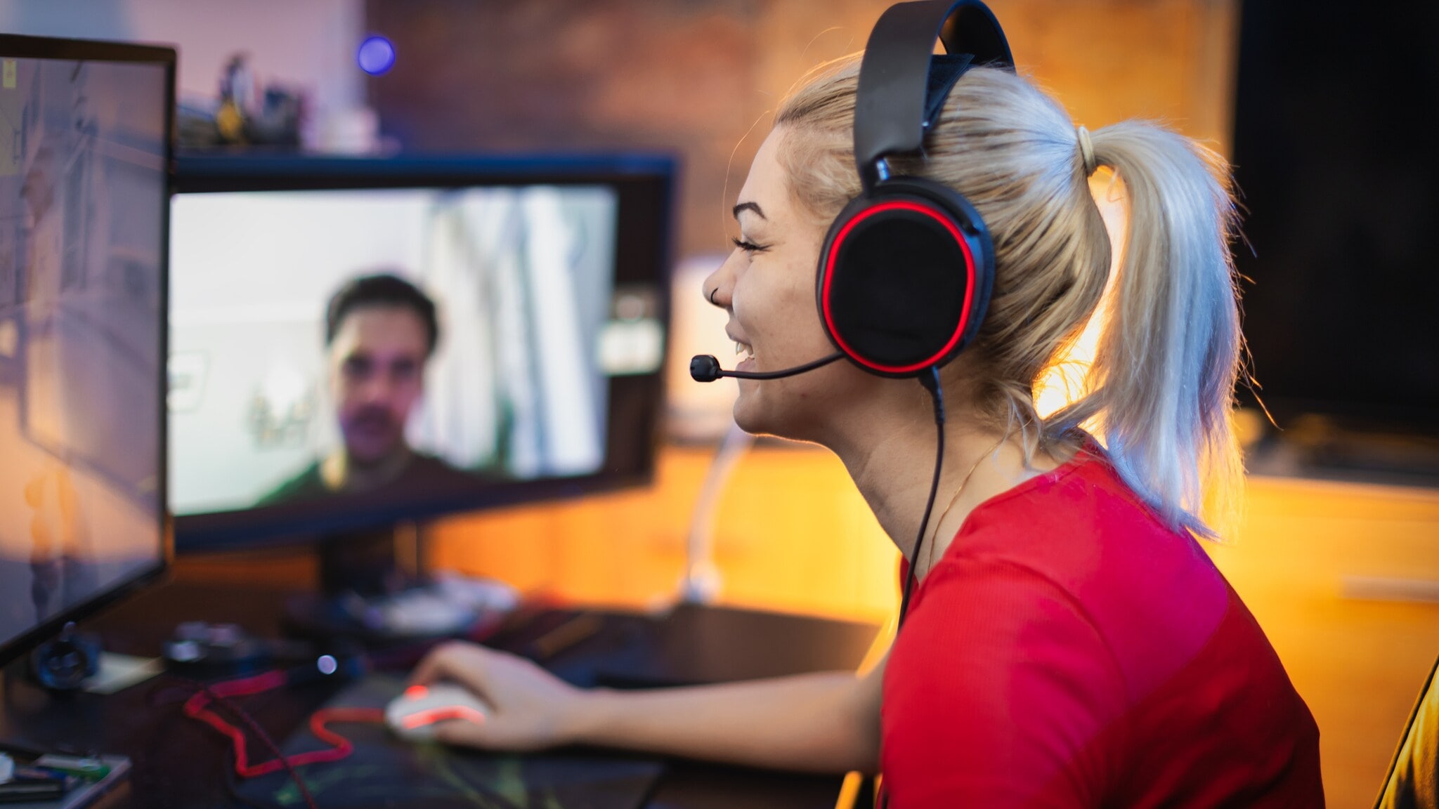 Eine junge Frau im roten T-Shirt spielt ein Online-Game