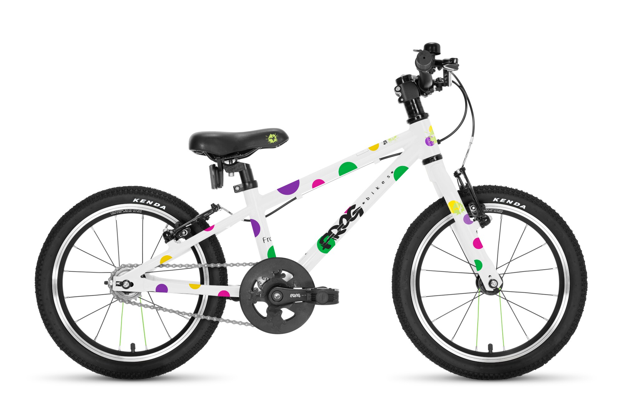 Aufnahme von einem Kinderfahrrad mit weißem Rahmen und bunten Punkten