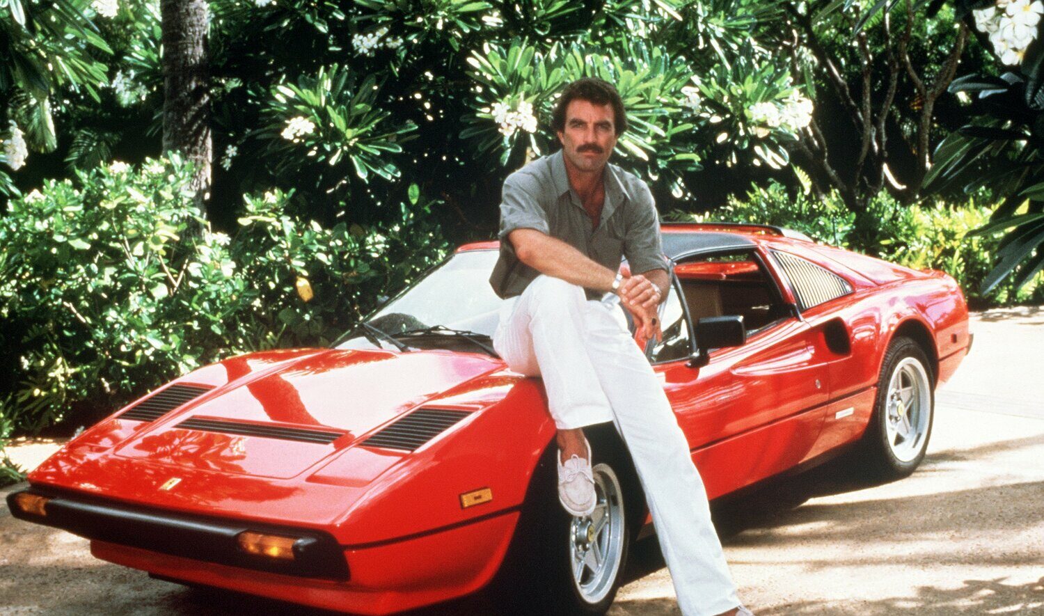 Tom Selleck als Thomas Magnum mit seinem roten Ferrari in einer Szene der TV-Serie "Magnum" Tom Selleck als Thomas Magnum mit seinem roten Ferrari in einer Szene der TV-Serie "Magnum"