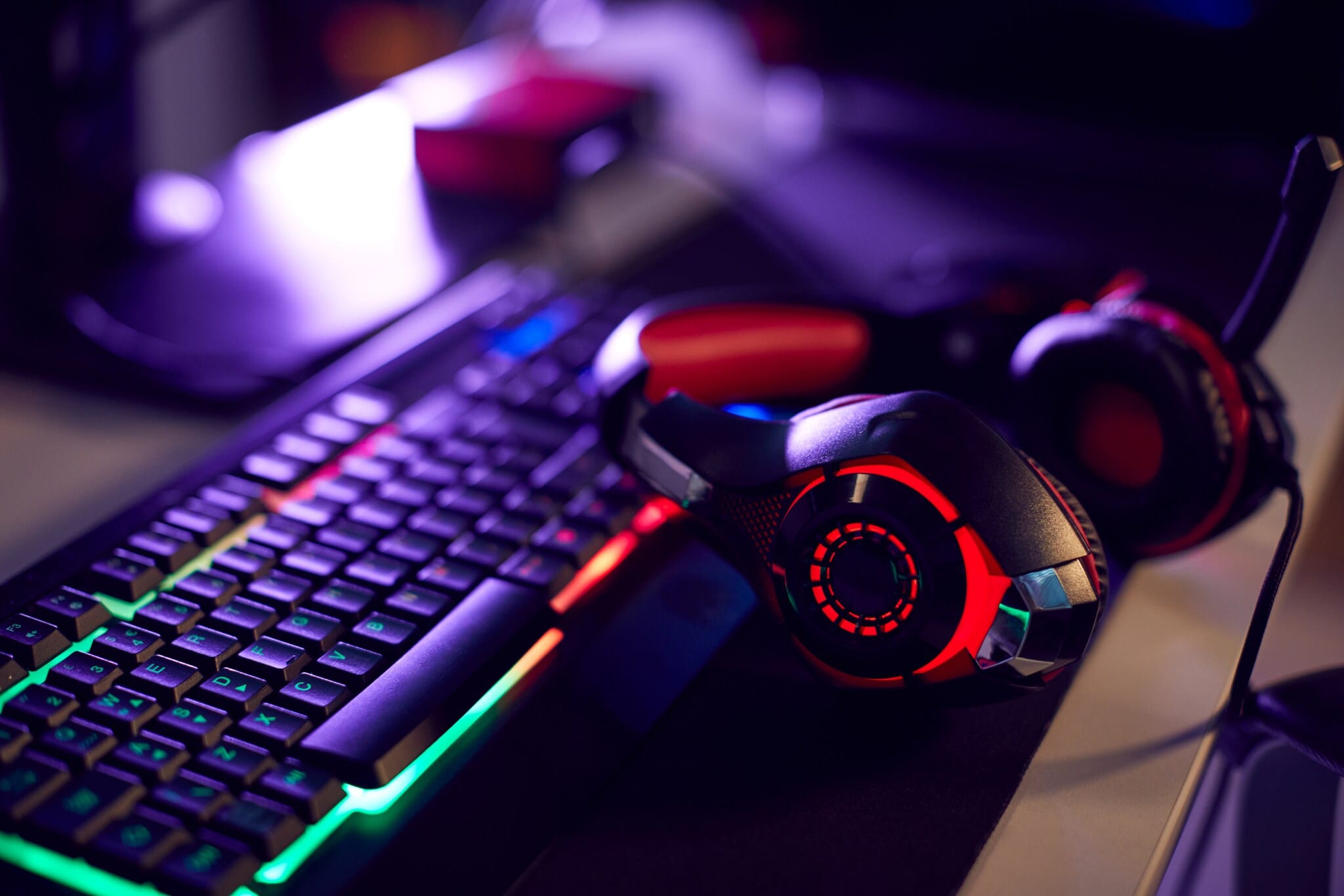 Stillleben des Computer-Gaming mit Headset auf der Tastatur liegen Stillleben des Computer-Gaming mit Headset auf der Tastatur liegen
