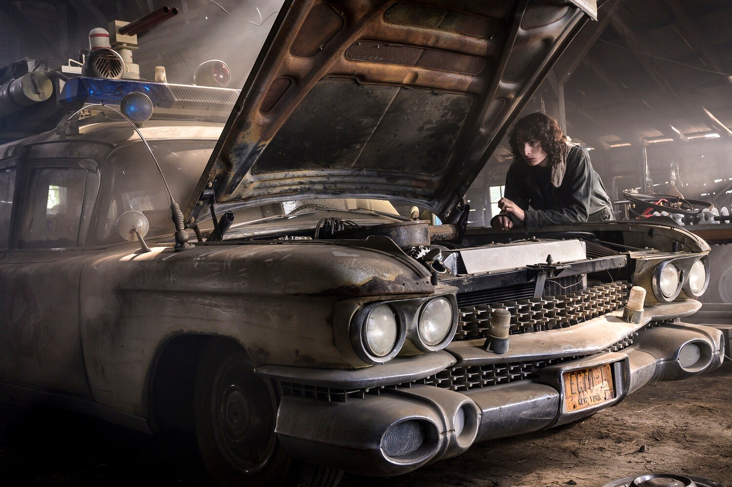 Eine Szene aus Ghostbusters: Legacy mit dem Filmauto Ecto-1. Eine Szene aus Ghostbusters: Legacy mit dem Filmauto Ecto-1.