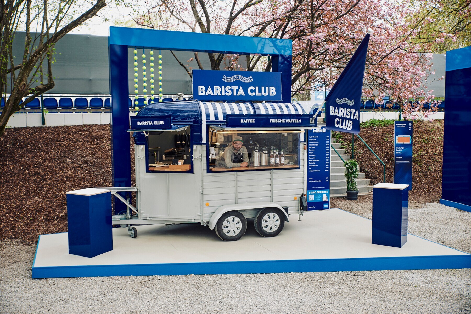 Pferdewagen, der zur mobilen Kaffeestation umgebaut wurde, in dem ein Mann bedient