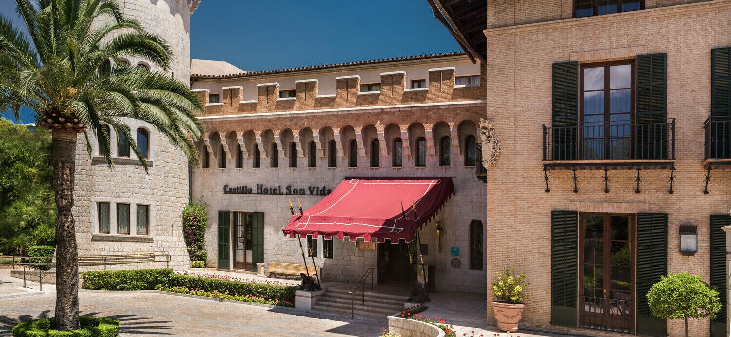 Ein historisches Gebäude mit Turm beherbergt das Castillo Hotel Son Vida. Ein historisches Gebäude mit Turm beherbergt das Castillo Hotel Son Vida.