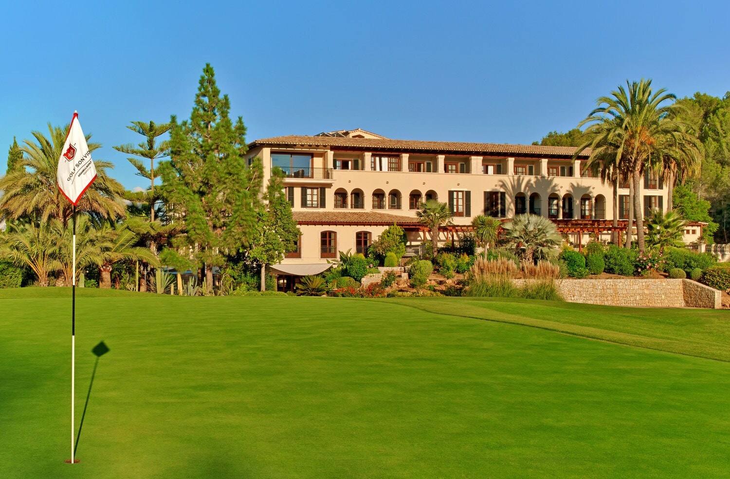 Fassade des Hotels Sheraton Mallorca Arabella Golf Hotel. Fassade des Hotels Sheraton Mallorca Arabella Golf Hotel.