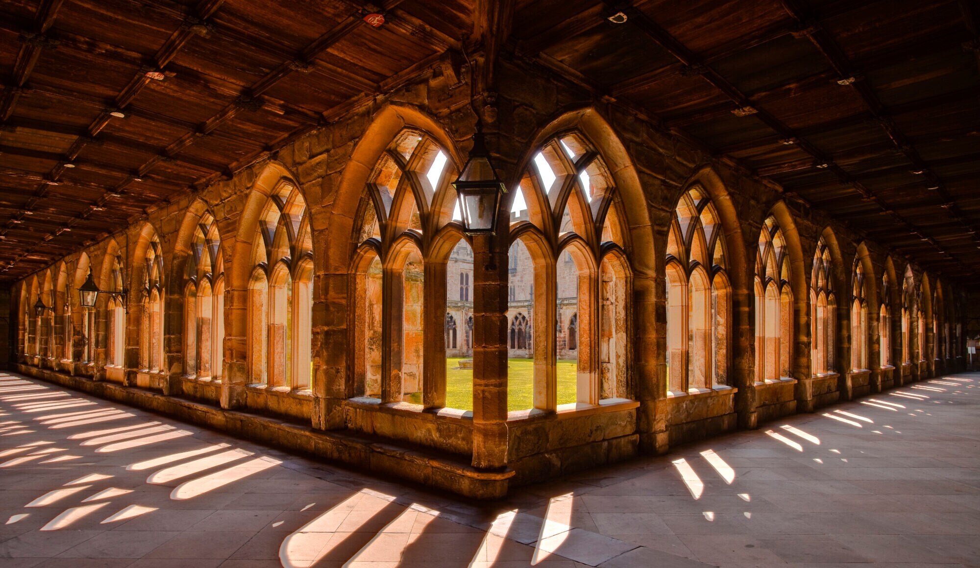 Ein Kreuzgang in einer alten Kathedrale