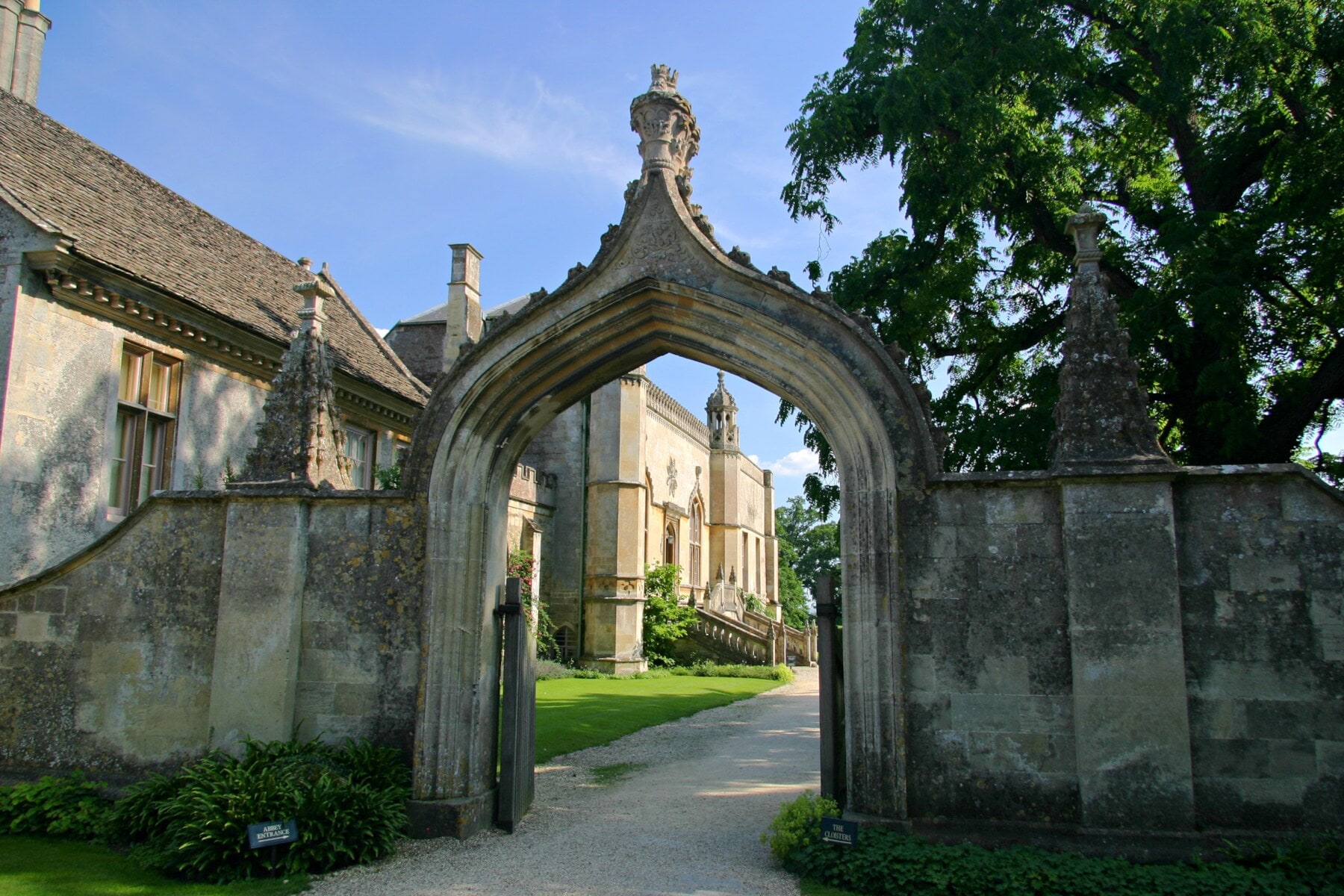 Eingang eines alten Klosters Eingang eines alten Klosters