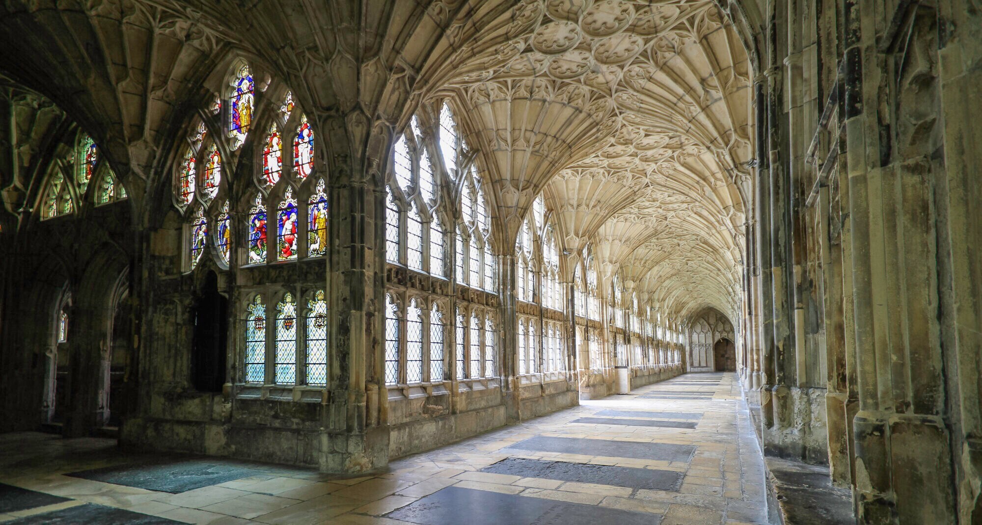 Ein Kreuzgang in einer alten Kathedrale