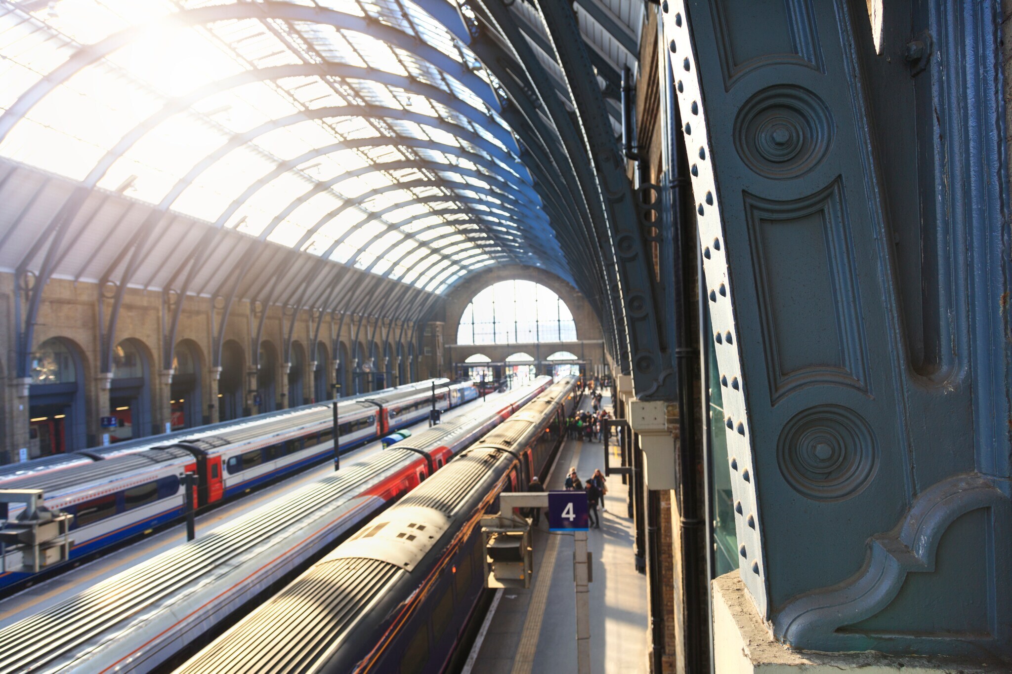 Züge in der Bahnhofsstation King's Cross in London