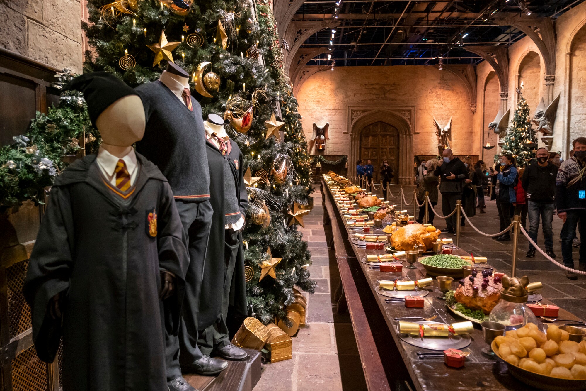 Schuluniformen und ein gedeckter Tisch in den Harry-Potter-Studios in London Schuluniformen und ein gedeckter Tisch in den Harry-Potter-Studios in London