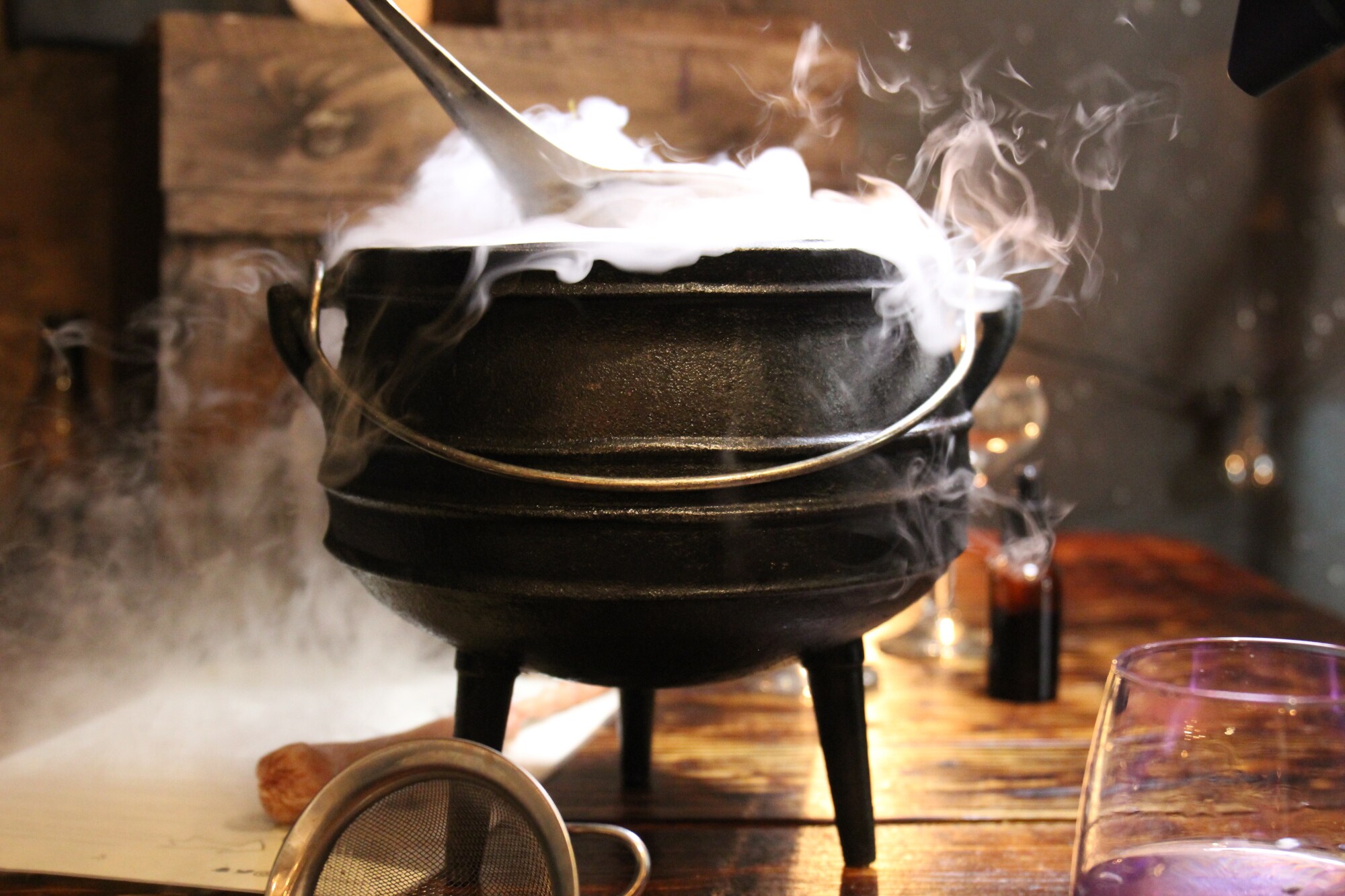 Aus einem Kessel wabert Rauch
