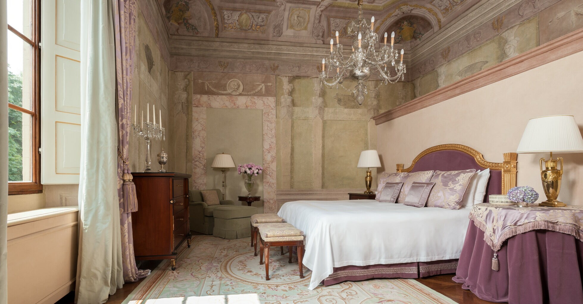 Luxushotelzimmer mit antiken Möbeln und großem Deckenfresko Luxushotelzimmer mit antiken Möbeln und großem Deckenfresko