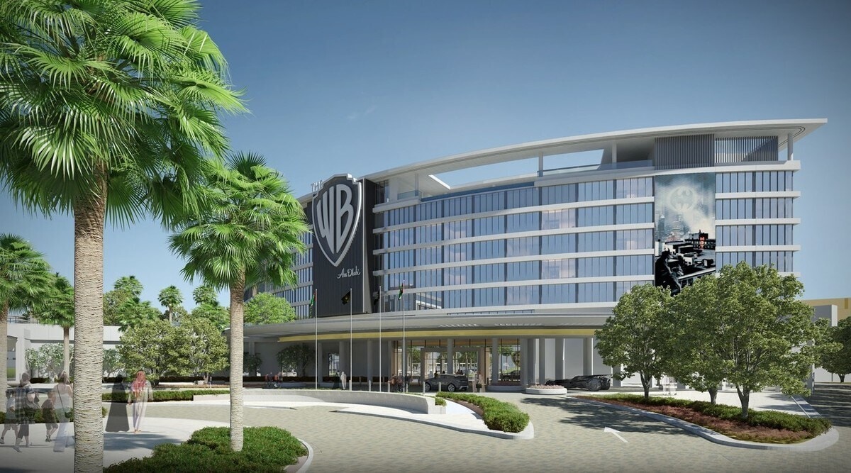Gläsernes Hotel mit Aufschrift WB Abu Dhabi, davor Palmen Gläsernes Hotel mit Aufschrift WB Abu Dhabi, davor Palmen