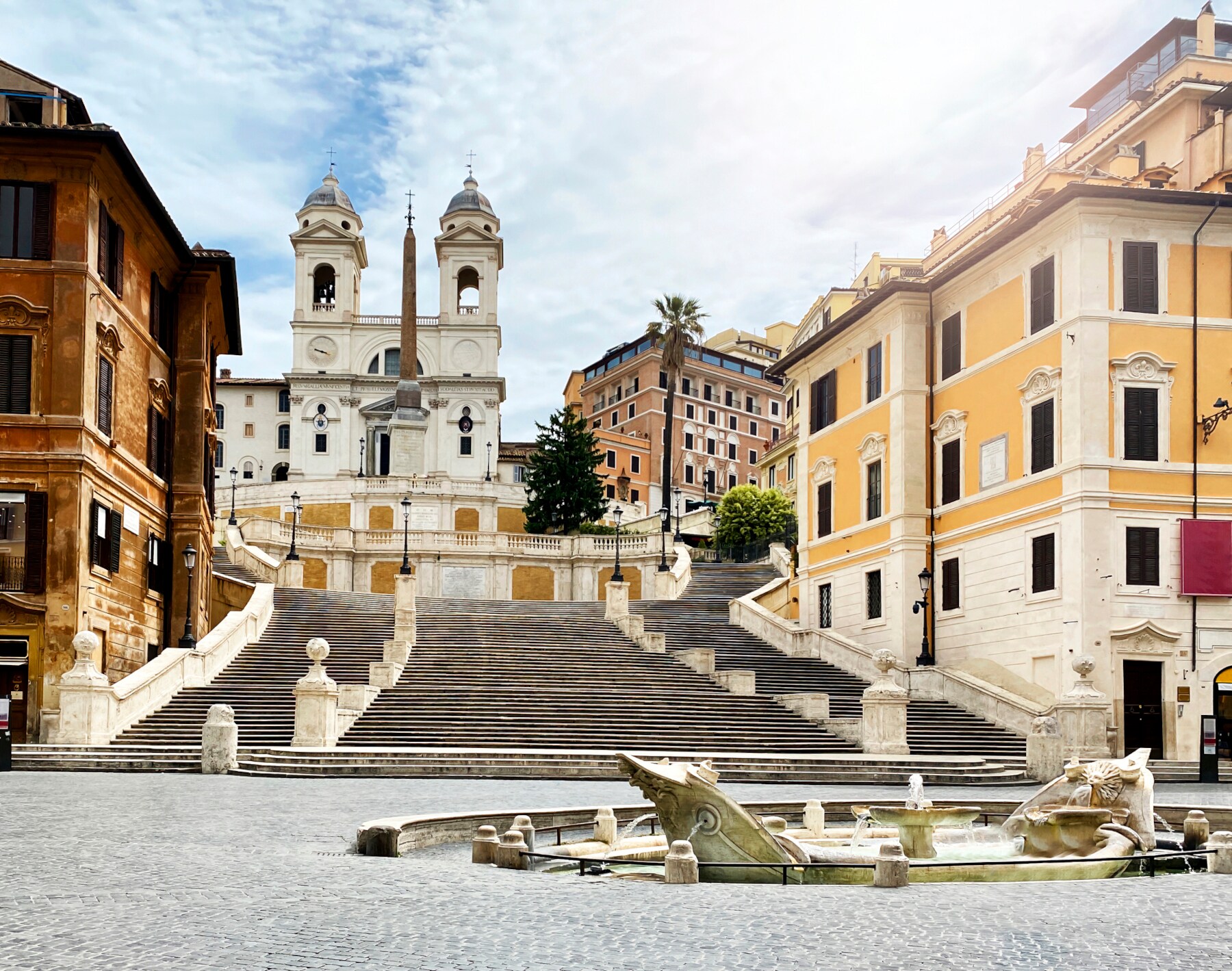 Blick auf die Spanische Treppe mit einer Kirche am Ende Blick auf die Spanische Treppe mit einer Kirche am Ende