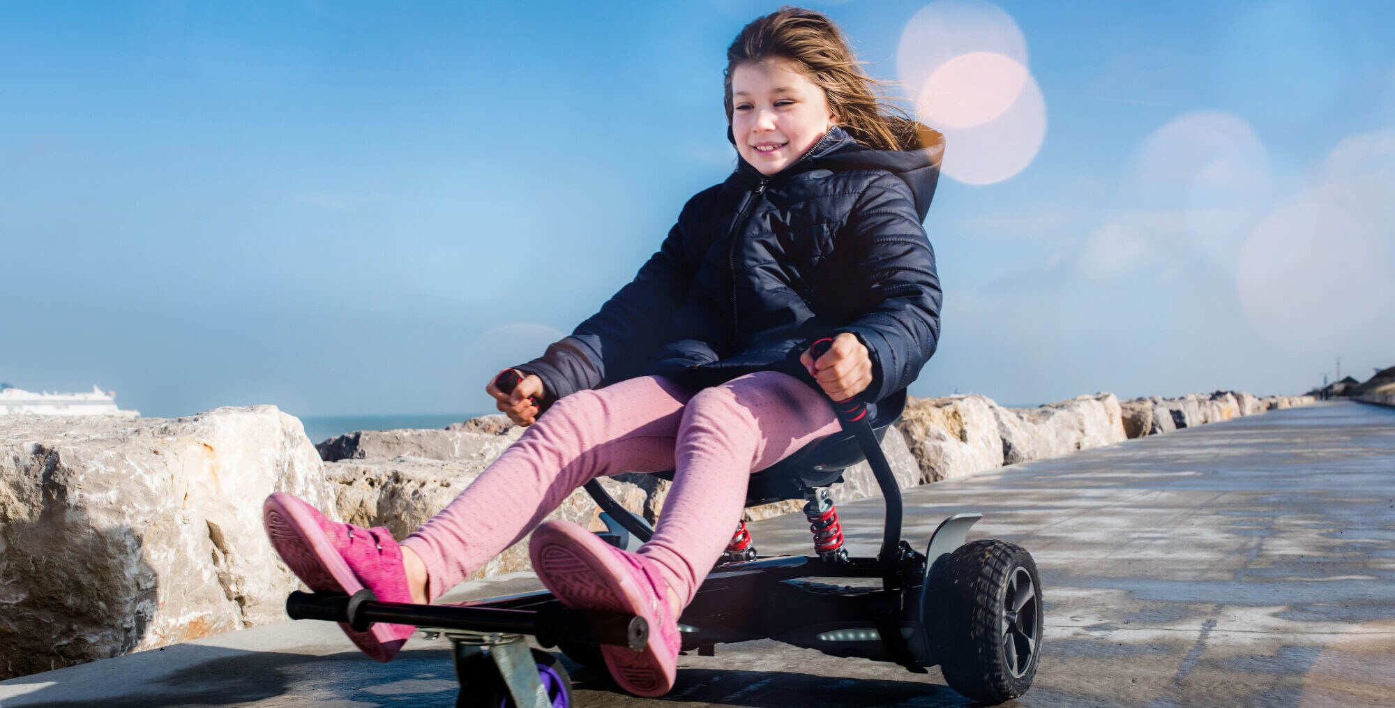 Ein kleines Mädchen fährt mit einem Hoverboard