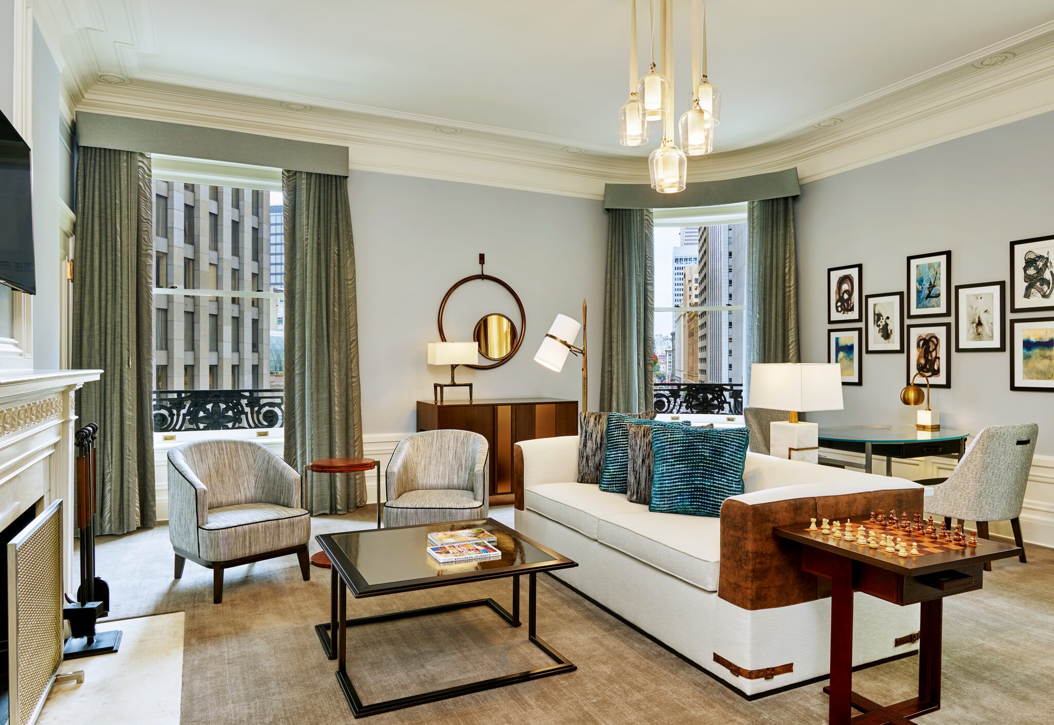 Wohnzimmer einer noblen, stilvollen Hotelsuite mit bodentiefen Fenstern mit Stadtblick Wohnzimmer einer noblen, stilvollen Hotelsuite mit bodentiefen Fenstern mit Stadtblick