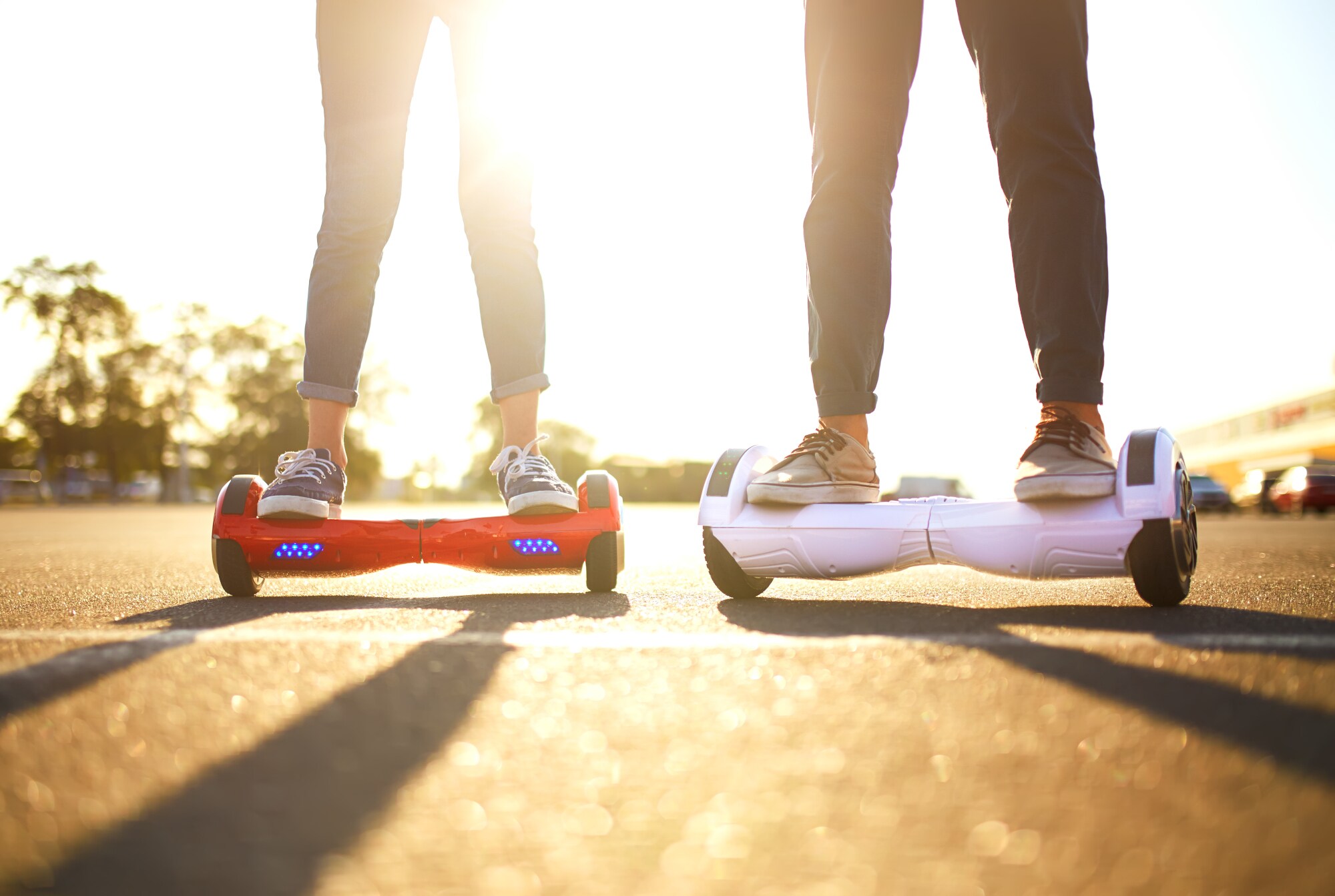 Zwei junge Frauen stehen auf Hoverboards