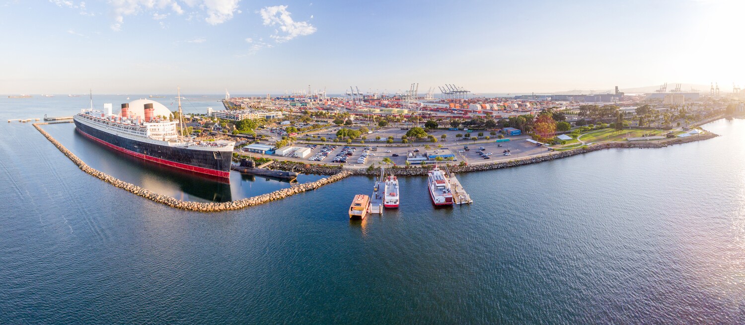 Blick auf den Hafen von Long Beach mit der Queen Mary Blick auf den Hafen von Long Beach mit der Queen Mary