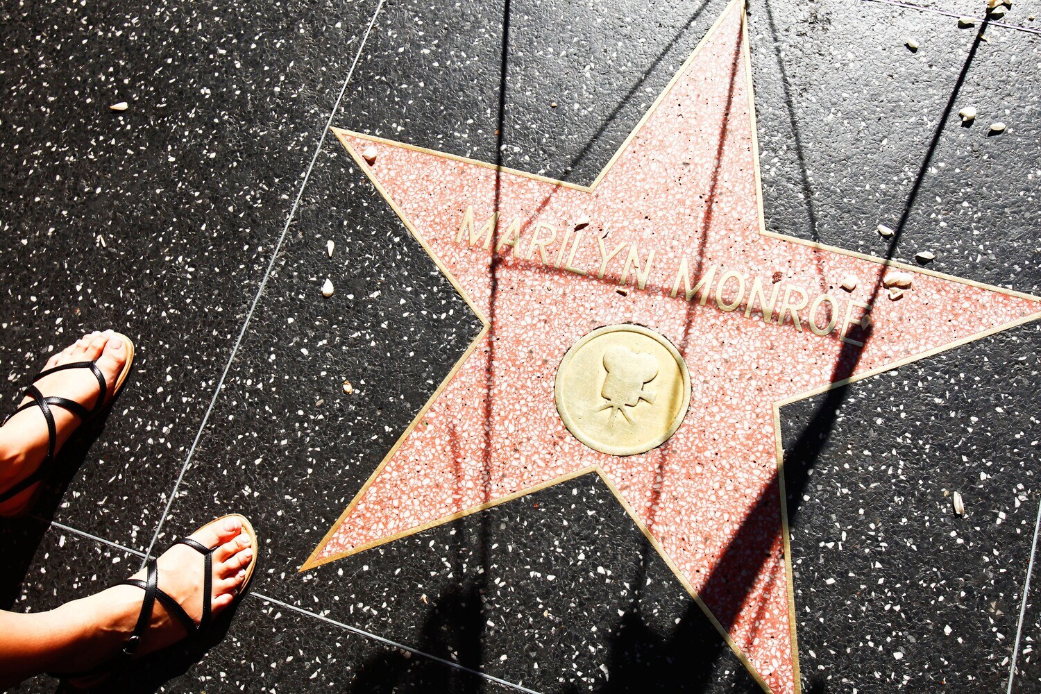 Zwei Füße neben dem Stern von Marilyn Monroe auf dem Hollywood Walk of Fame Zwei Füße neben dem Stern von Marilyn Monroe auf dem Hollywood Walk of Fame