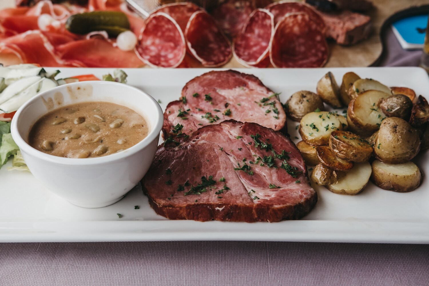 Ein traditionelles Gericht aus Luxemburg mit weißen Bohnen, Schweinefleisch und Kartoffeln. Ein traditionelles Gericht aus Luxemburg mit weißen Bohnen, Schweinefleisch und Kartoffeln.
