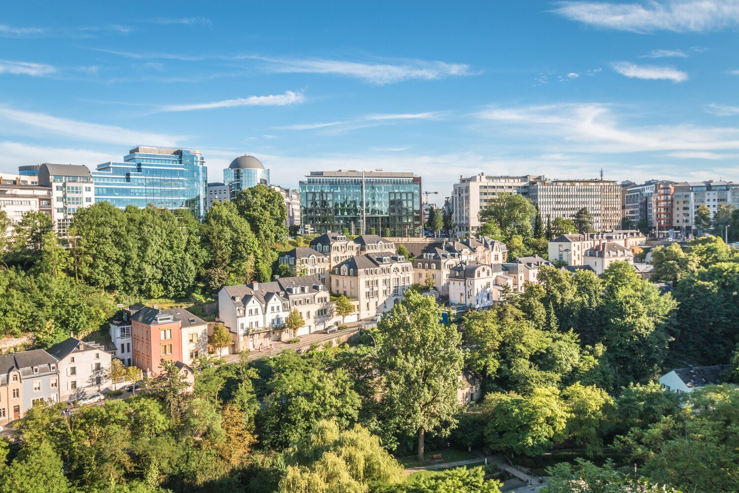 Blick auf moderne Gebäude und die Altstadt von Luxemburg.