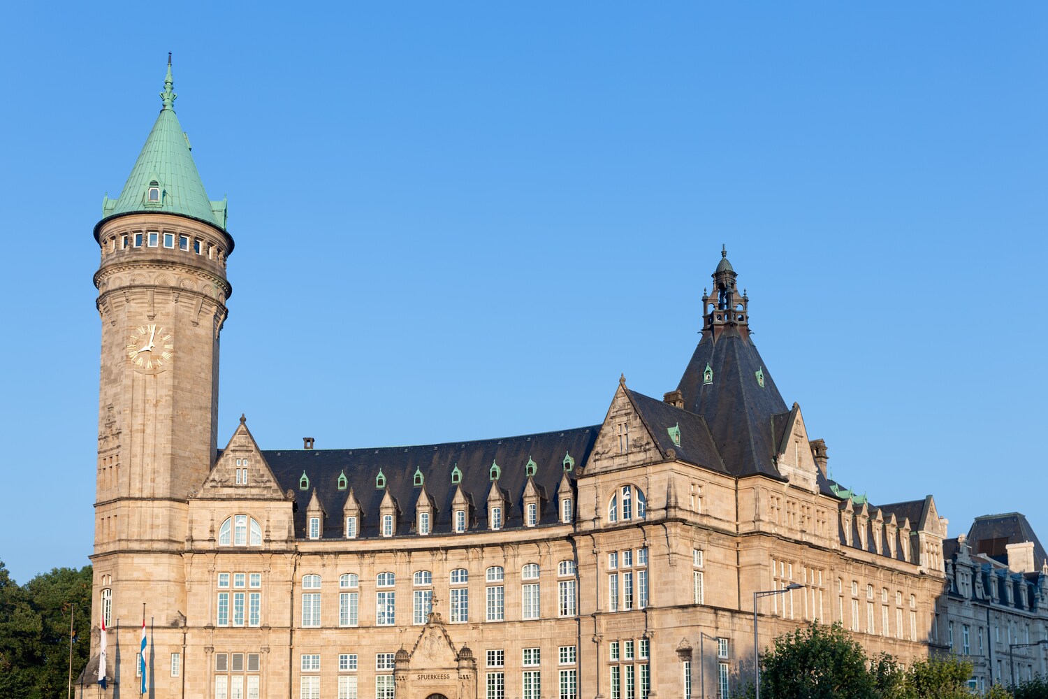 Ein historisches Gebäude vor blauem Himmel. Ein historisches Gebäude vor blauem Himmel.