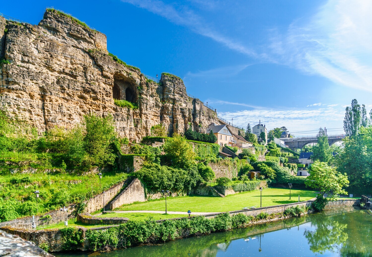 Ins Gestein gearbeitete Verteidigungsmauer um eine Stadt am Fluss. Ins Gestein gearbeitete Verteidigungsmauer um eine Stadt am Fluss.