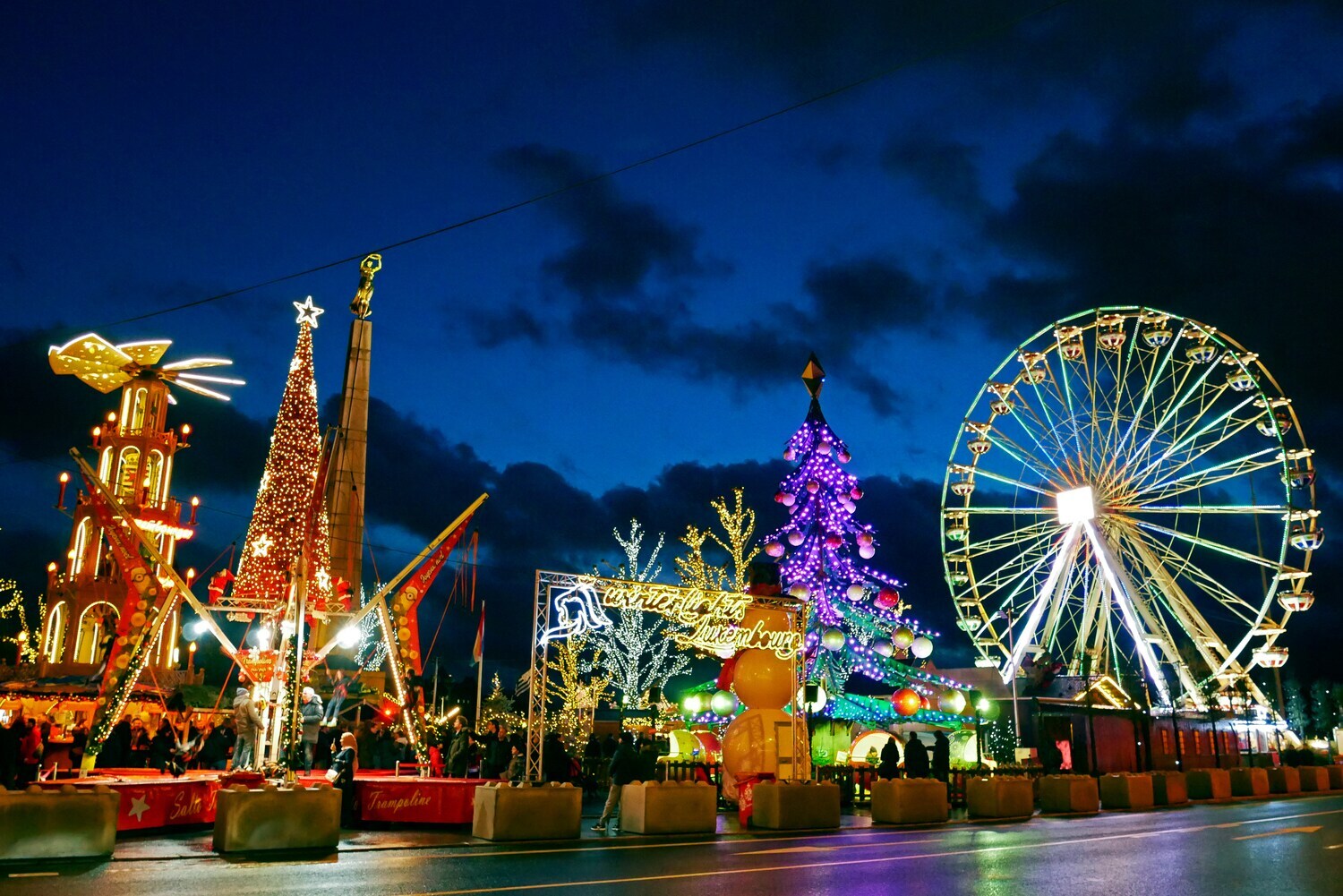 Bunt beleuchteter Weihnachtsmarkt mit Riesenrad in Luxemburg. Bunt beleuchteter Weihnachtsmarkt mit Riesenrad in Luxemburg.