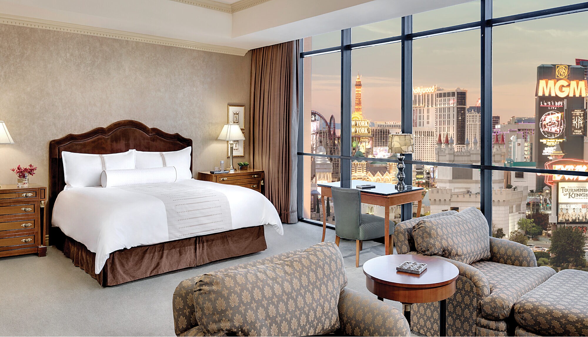 Innenansicht eines Hotelzimmers mit Ausblick über Las Vegas Innenansicht eines Hotelzimmers mit Ausblick über Las Vegas