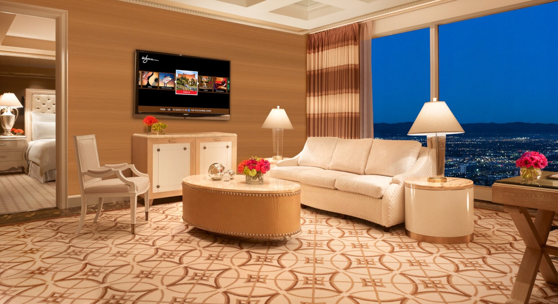 Innenansicht eines Hotelzimmers mit Ausblick über Las Vegas Innenansicht eines Hotelzimmers mit Ausblick über Las Vegas