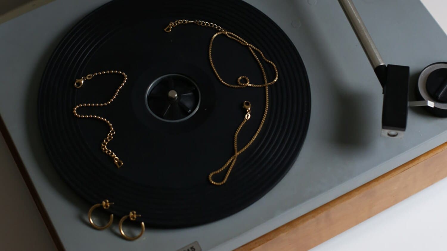 Goldschmuck auf einer Schallplatte Goldschmuck auf einer Schallplatte