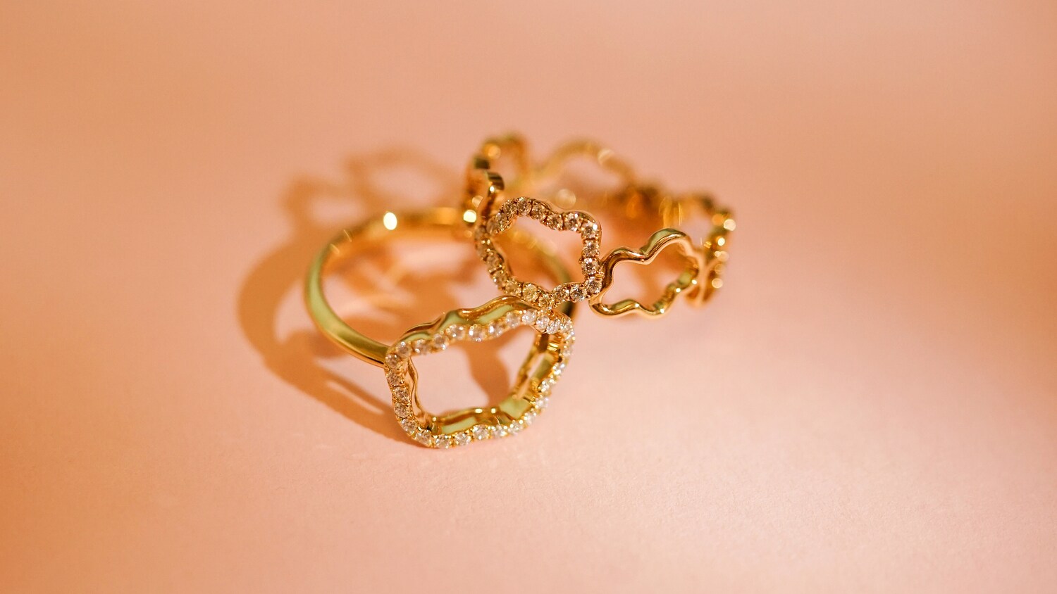 Zwei goldene Ringe mit Wolkenformen