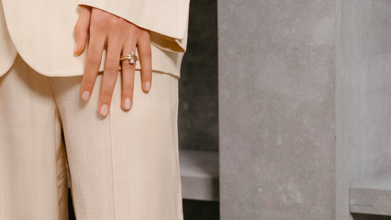 Nahaufnahme einer Frauenhand mit Goldring Nahaufnahme einer Frauenhand mit Goldring