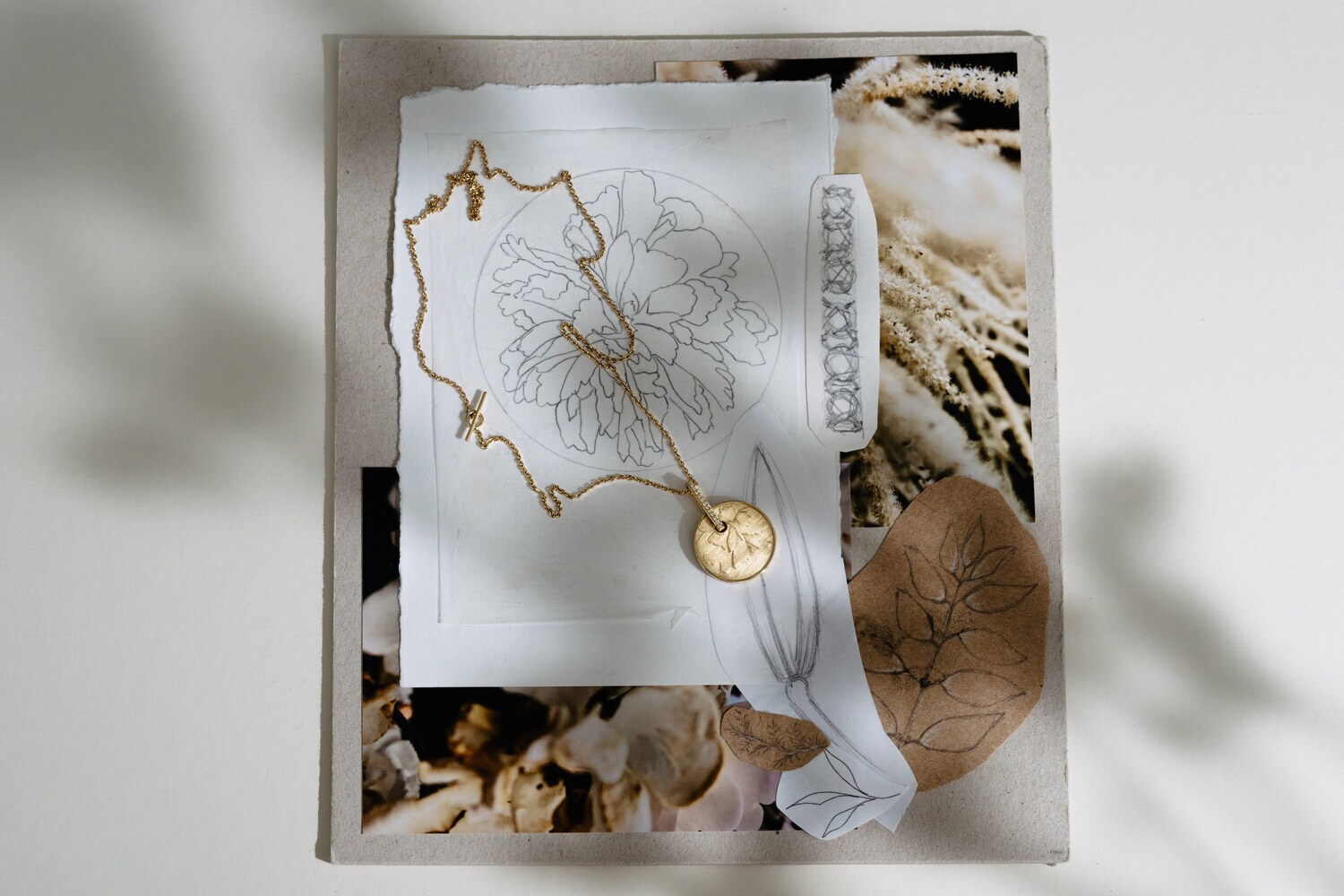 Eine goldene Kette auf Papier und Zeitungsausschnitten