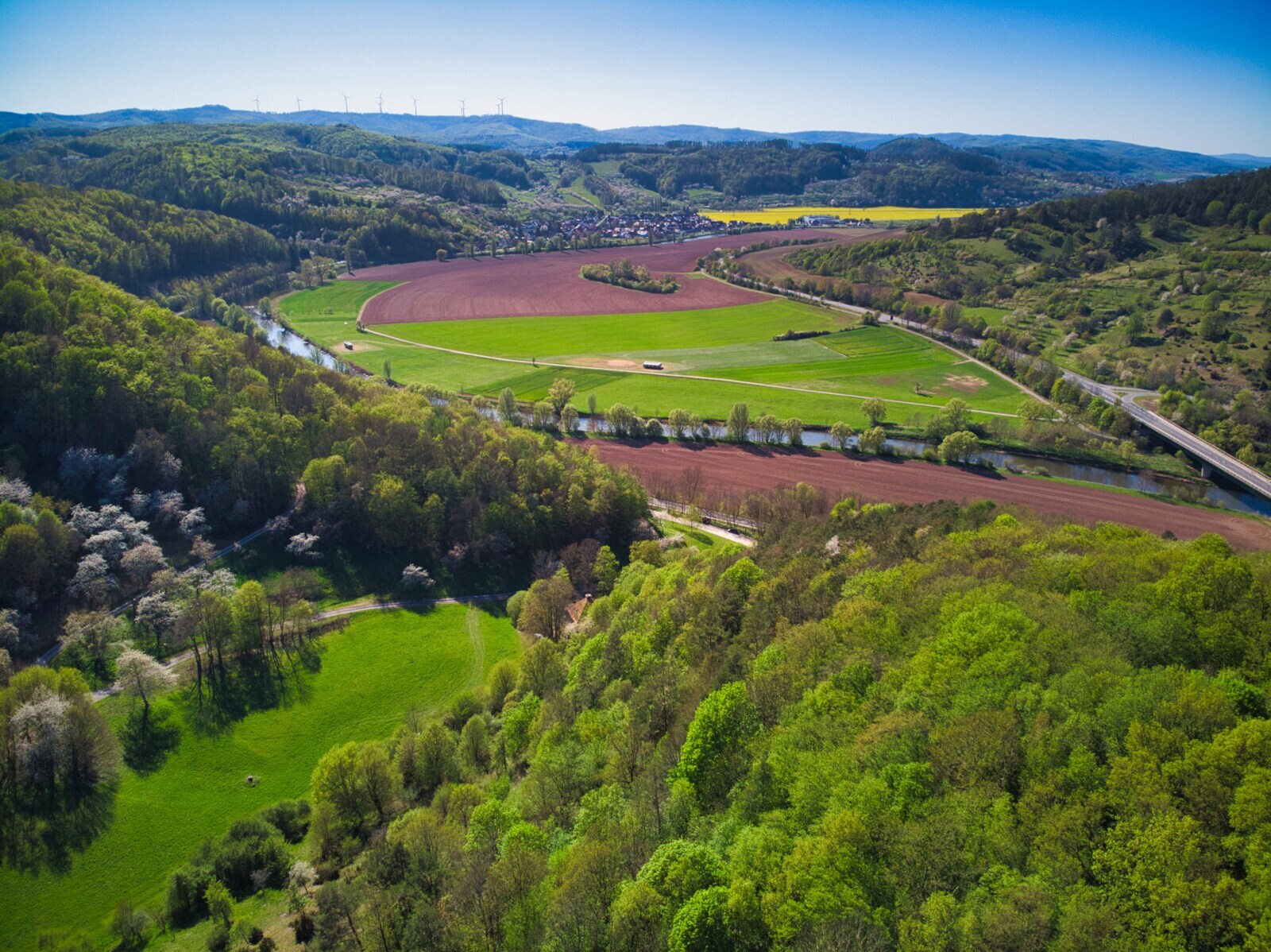 Blick über eine hügelige Landschaft im Frühling