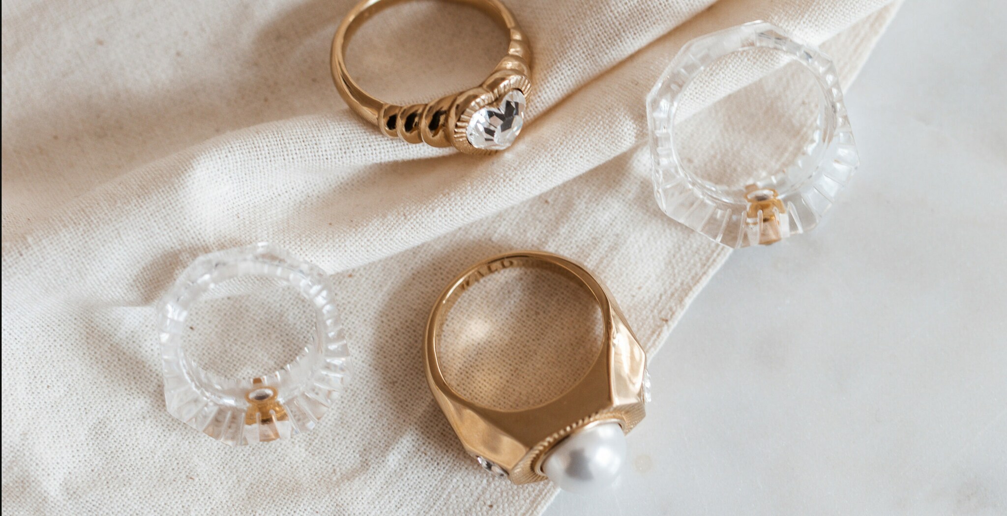 Mehrere Ringe auf einem hellen Stück Stoff