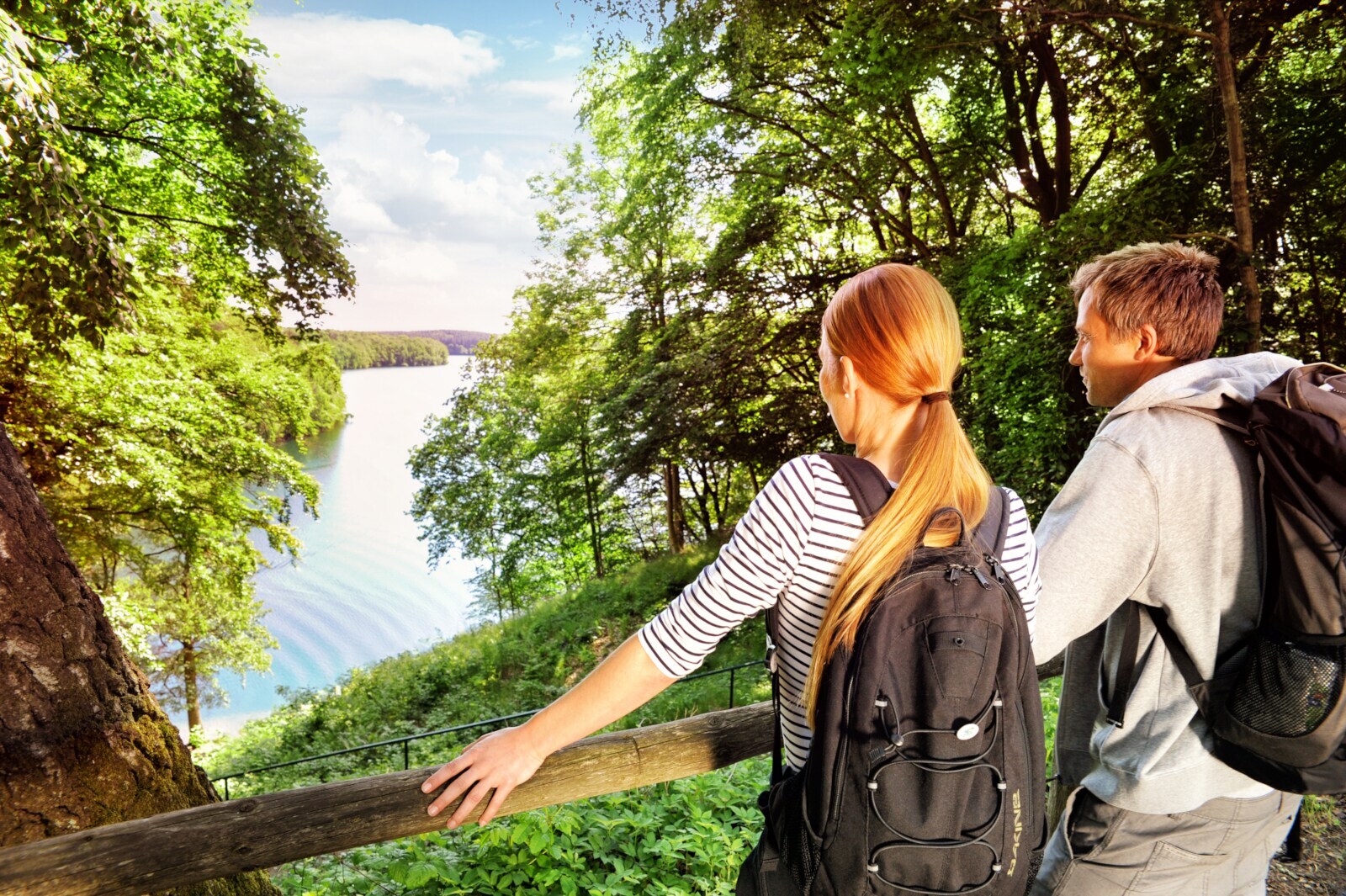 Ein Mann und eine Frau blicken auf einen See