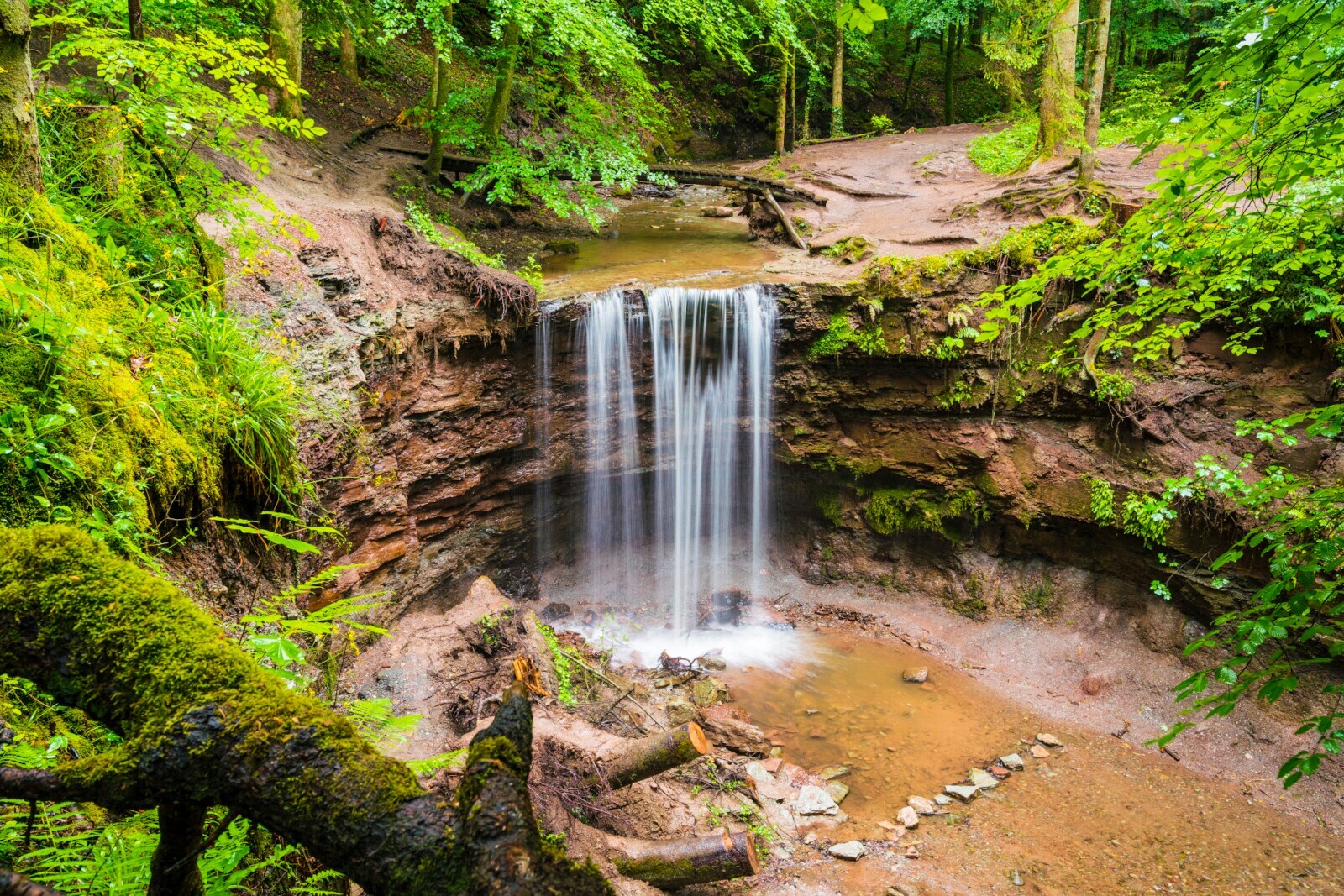 Ein Wasserfall in einer Landschaft