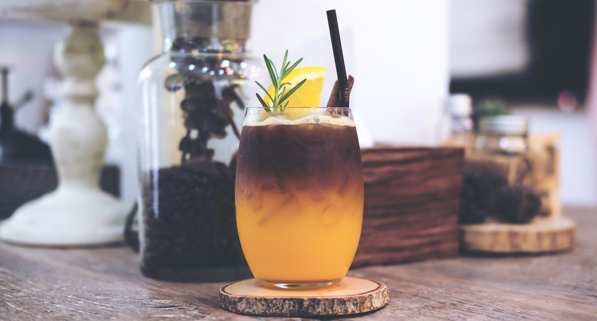 Nahaufnahme Bild von einem Glas kalten Orange brauen Kaffee auf Holztisch