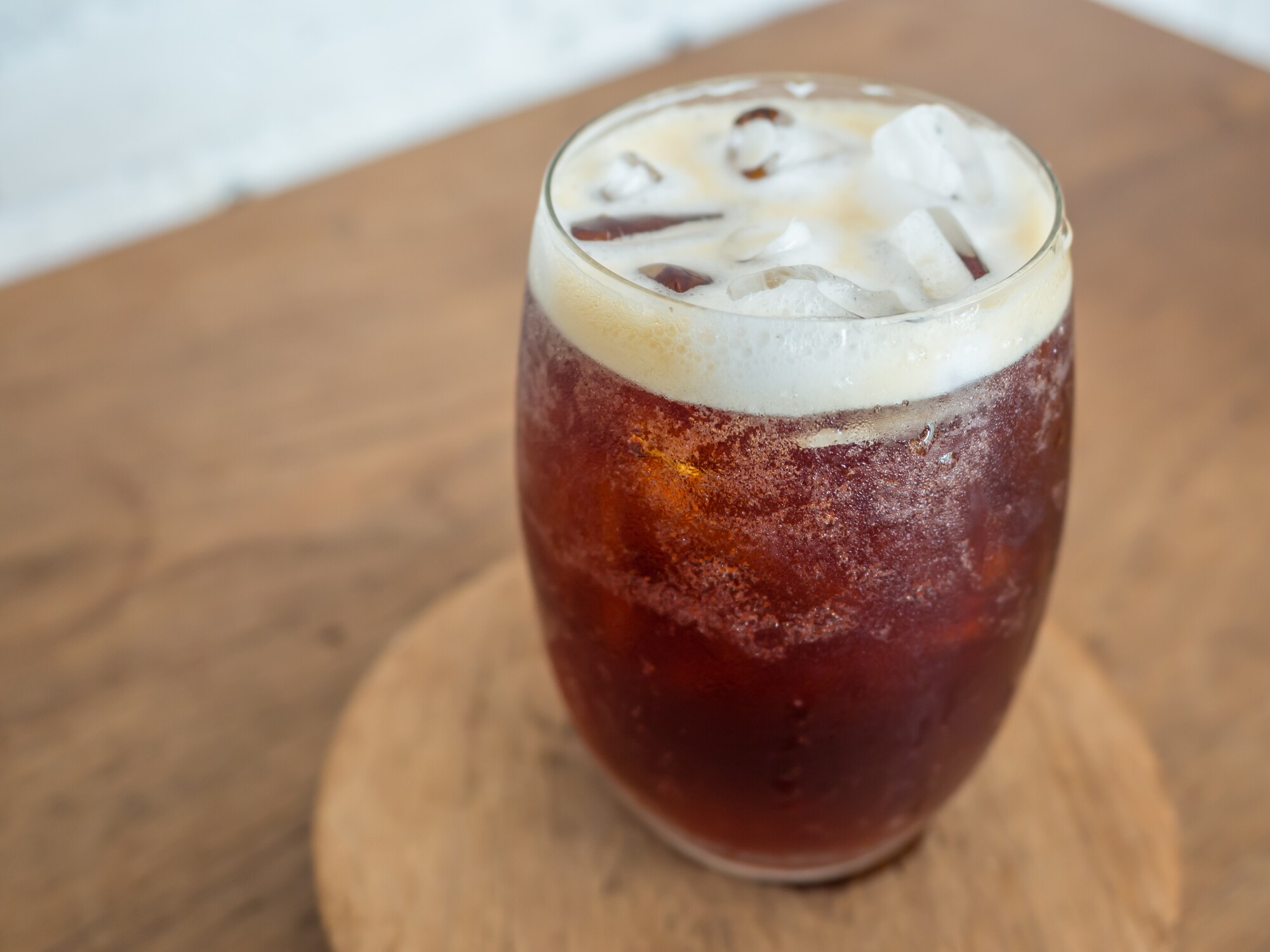 Ein Glas Nitro Coffee mit Eiswürfeln