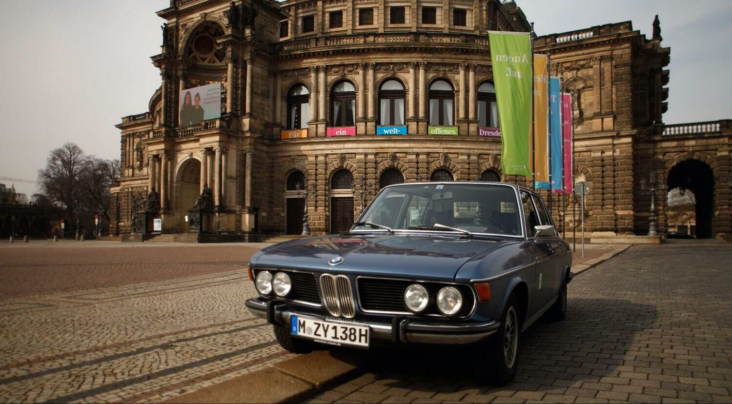 Ein Oldtimer vor der Semperoper in Dresden