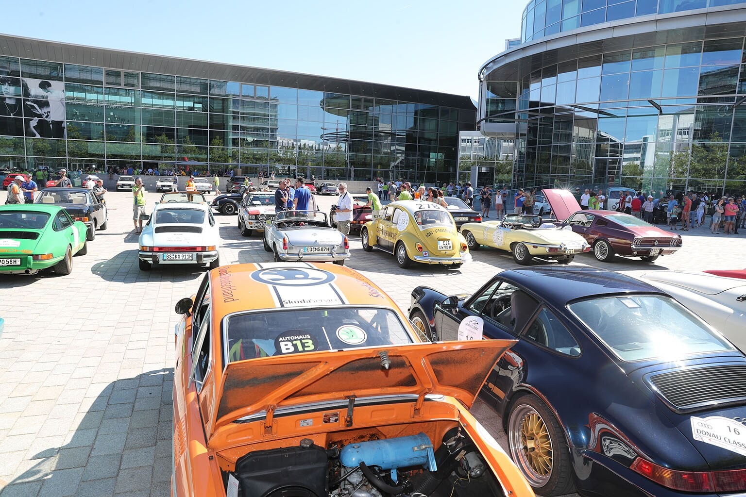 Oldtimer vor einem modernen Industriegebäude Oldtimer vor einem modernen Industriegebäude