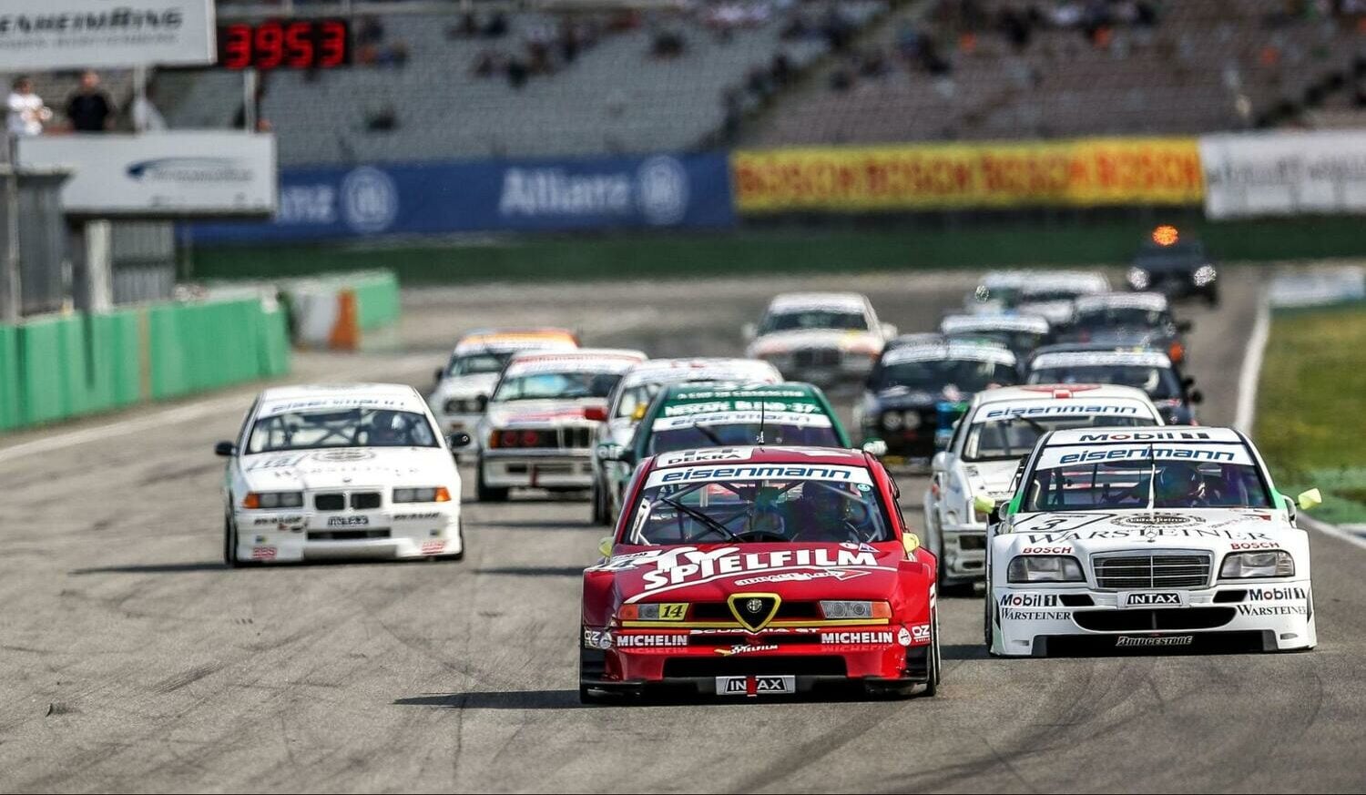 Mehrere alte Rennsportautos auf einer Rennstrecke Mehrere alte Rennsportautos auf einer Rennstrecke