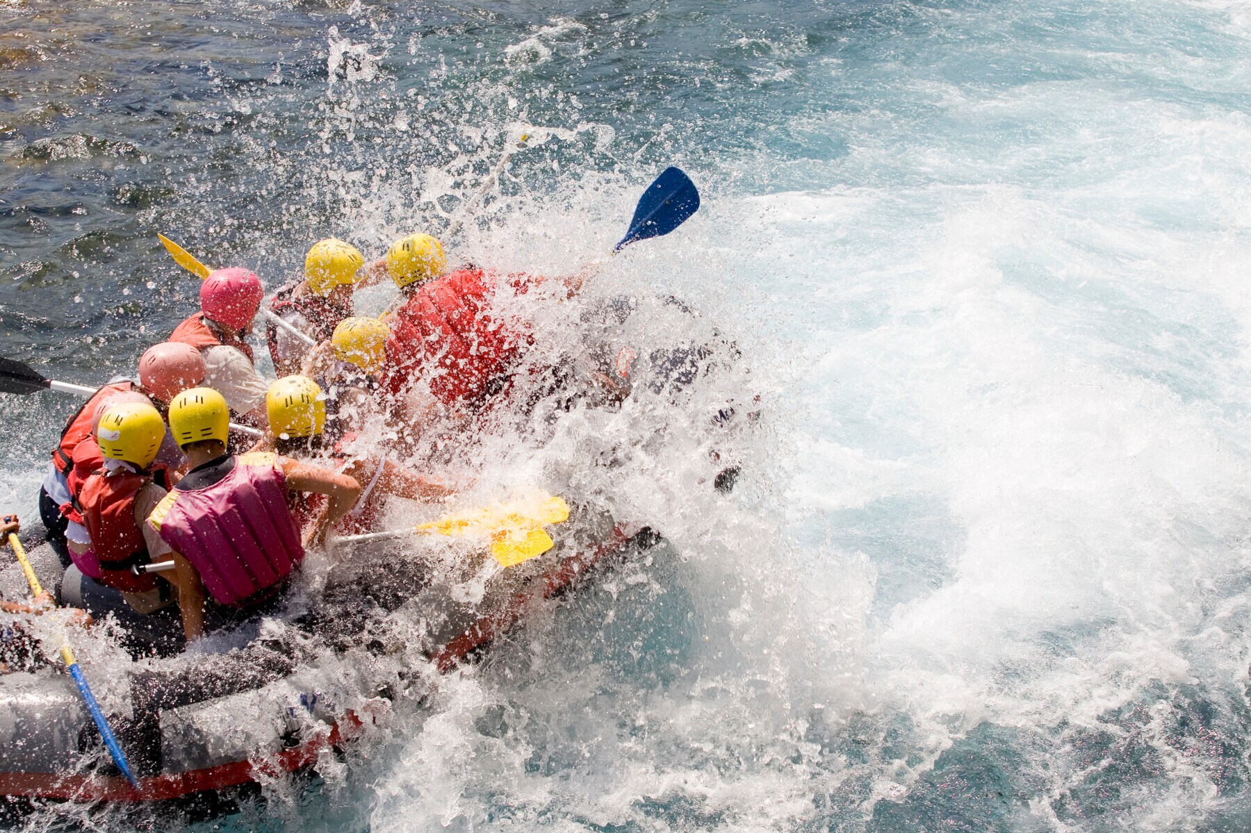 Eine Gruppe beim Rafting in einem Fluss Eine Gruppe beim Rafting in einem Fluss