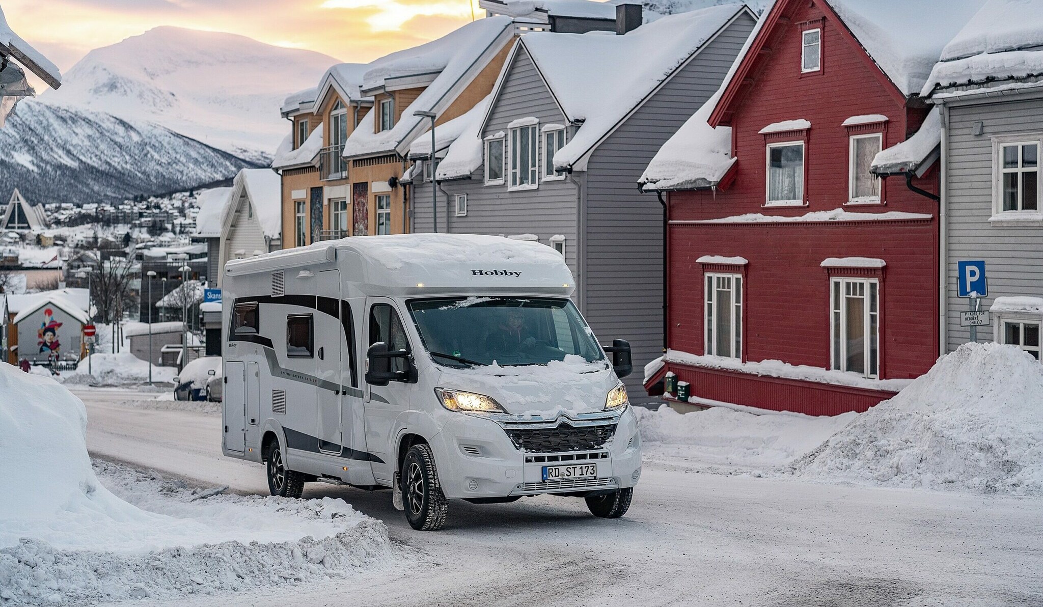 Ein Wohnmobil in den verschneiten Straßen von Tromsø