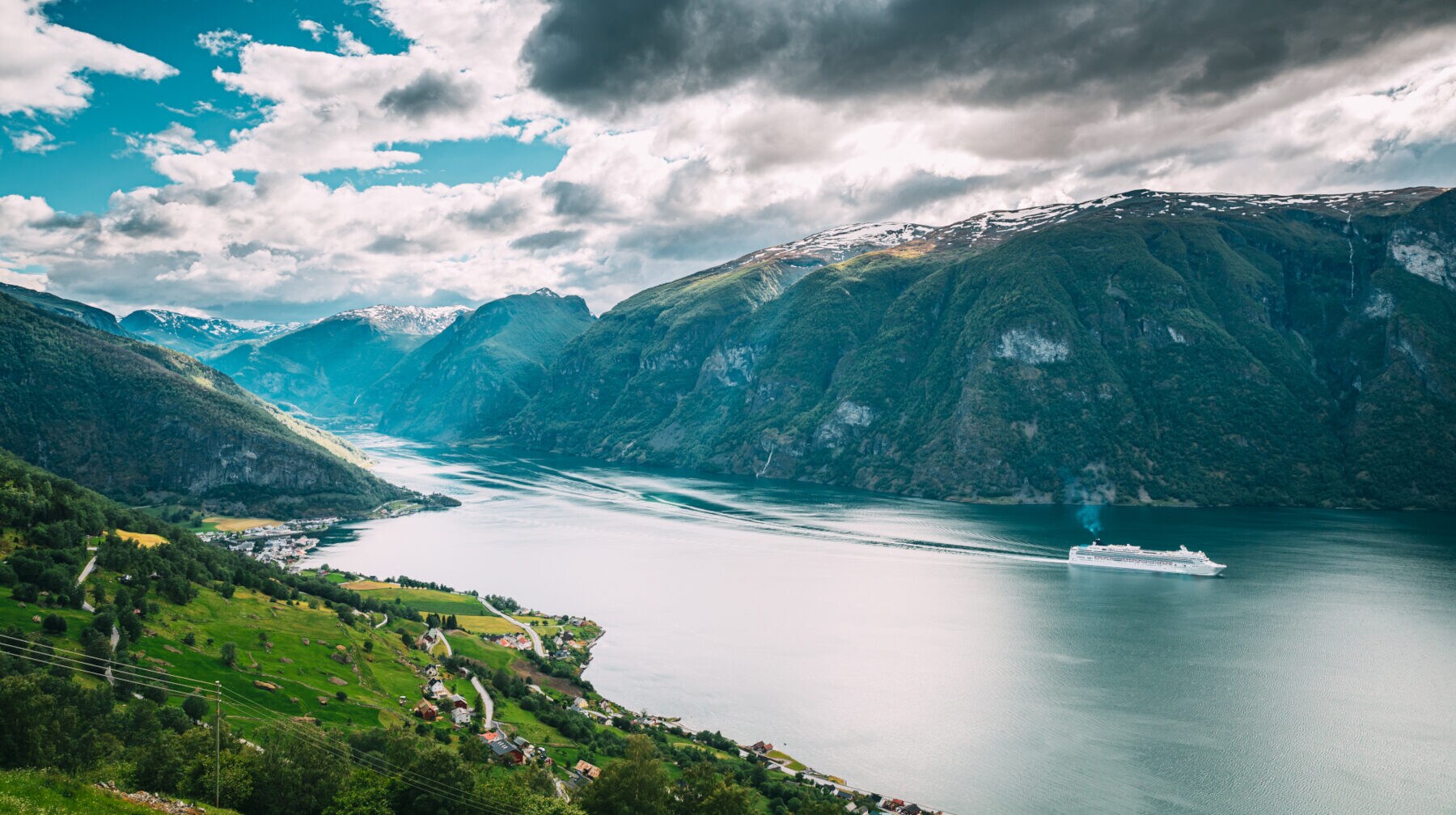 Ein Kreuzfahrtschiff im Sognefjord Ein Kreuzfahrtschiff im Sognefjord