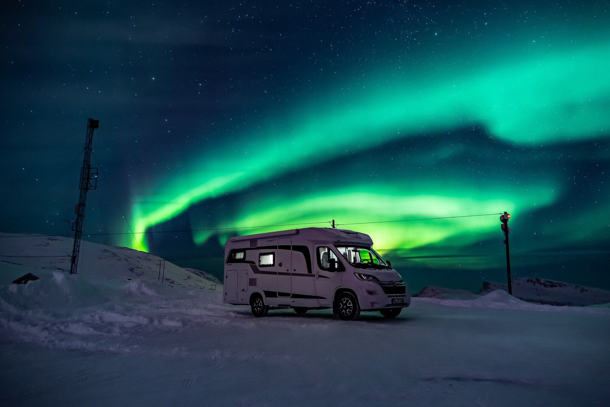 Ein Wohnmobil steht unter Polarlichtern Ein Wohnmobil steht unter Polarlichtern