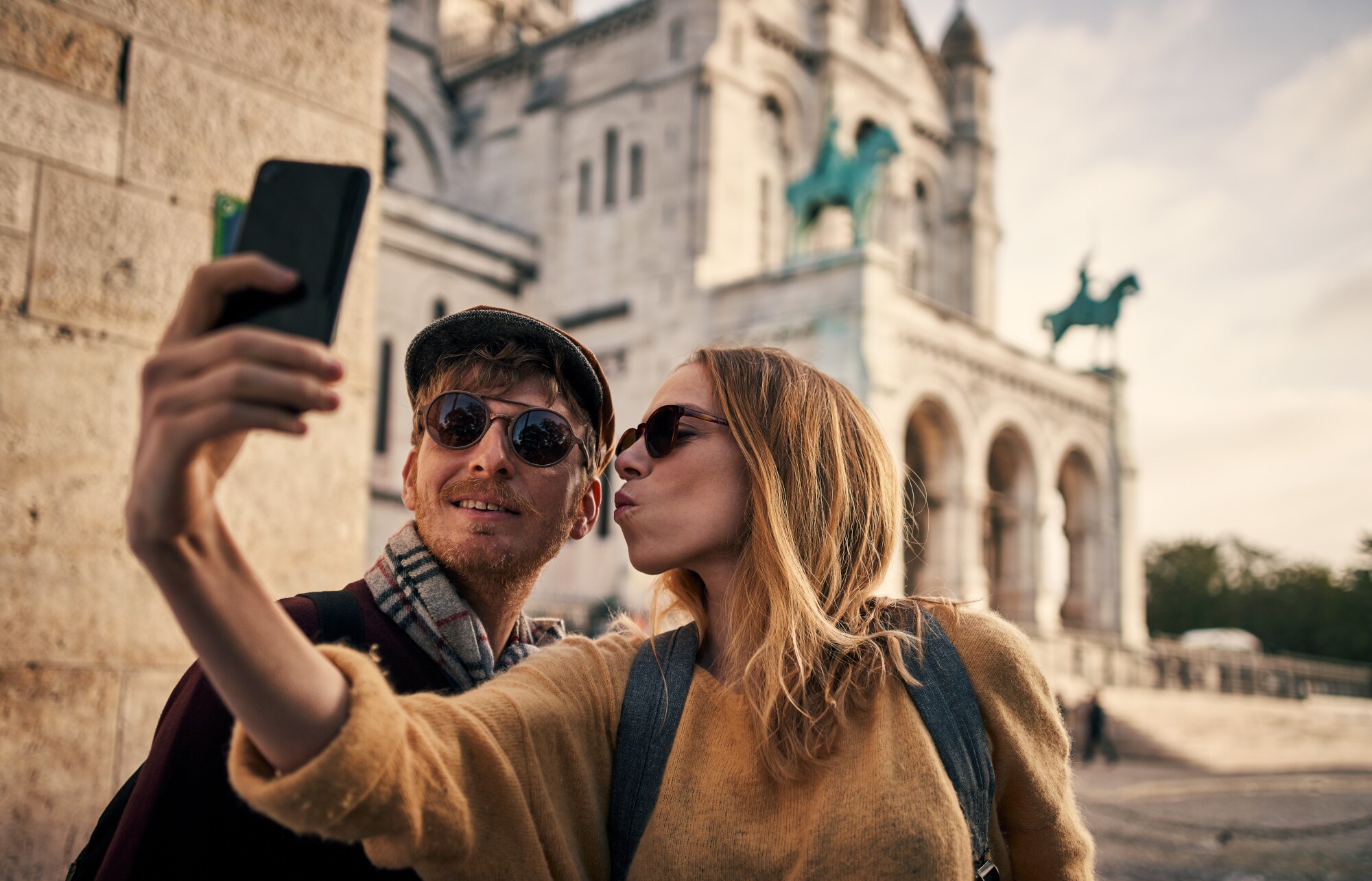 Ein Paar macht ein Selfie in Paris Ein Paar macht ein Selfie in Paris