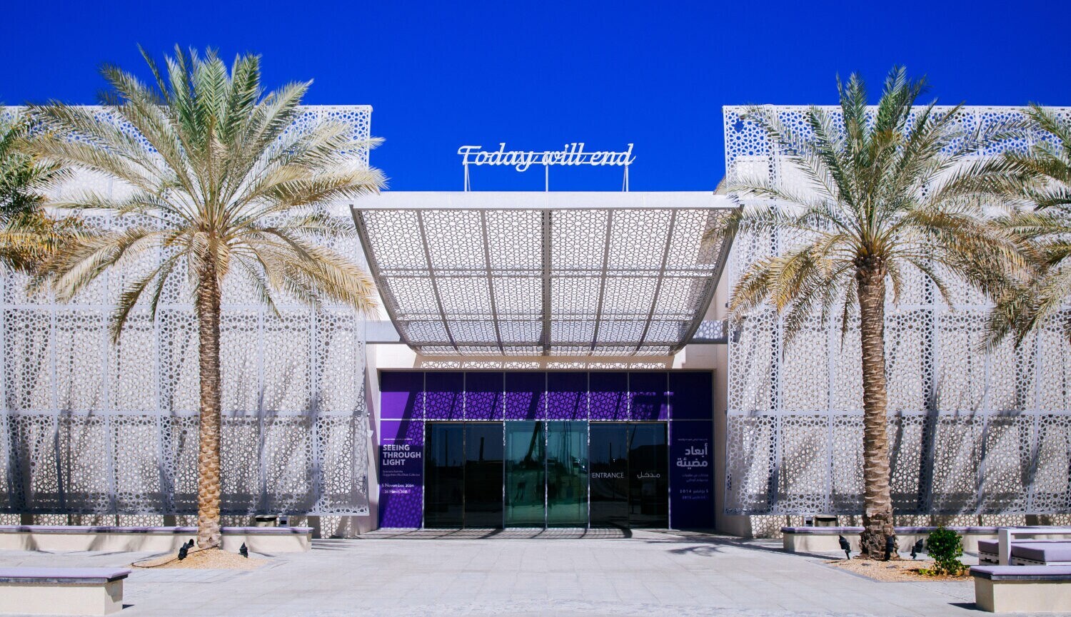 Fassade des Manarat Al Saadiyat mit Palmen davor