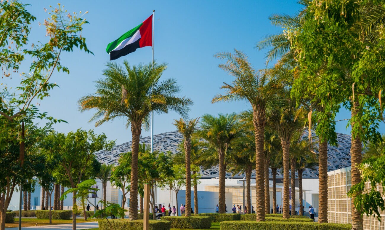 Palmen und Parklandschaft um das Kulturzentrum Lourve Abu Dhabi